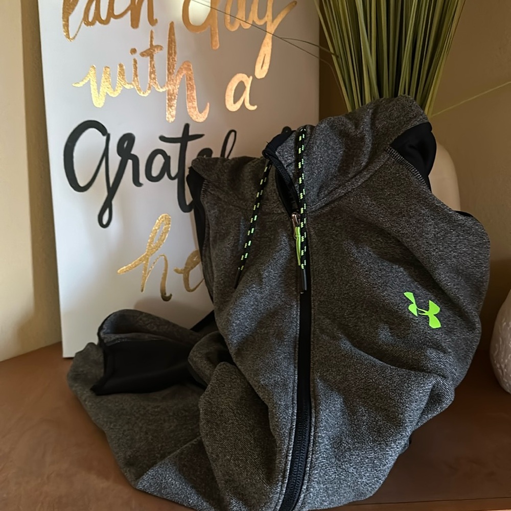 Like new mens Under Armour hooded vest with zipper / L